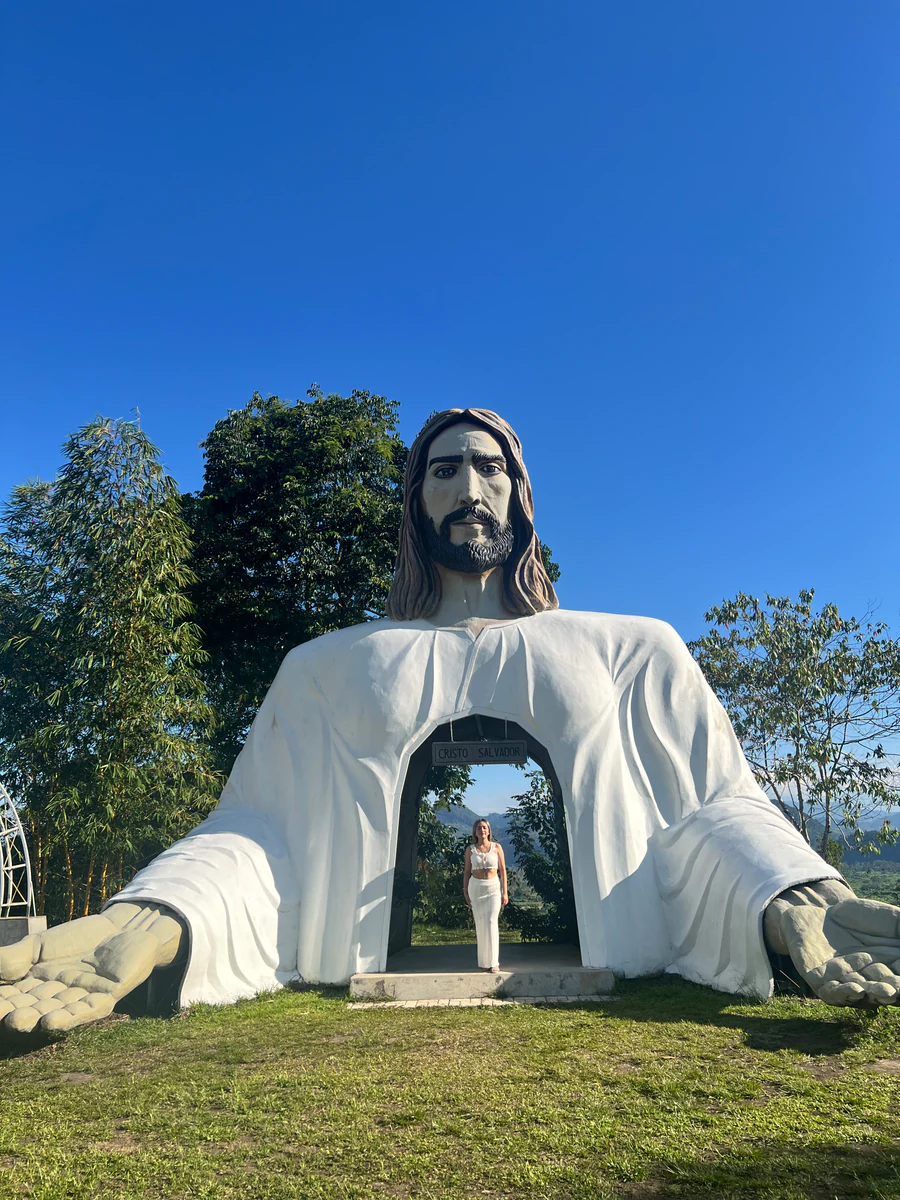 El Jesús de El Nativo con una visitante y vista panorámica del valle