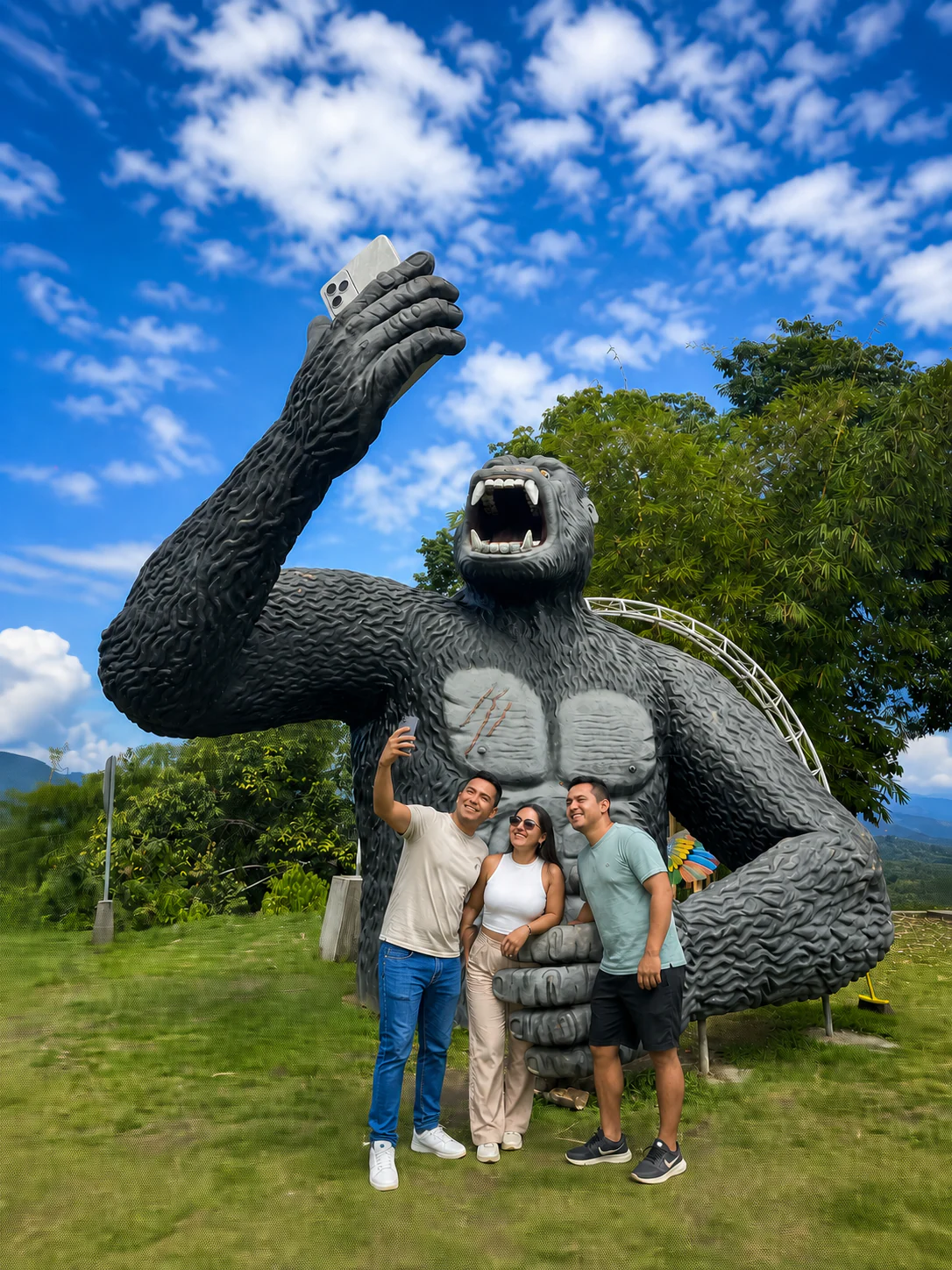 Visitantes posando junto al Gorila selfie de El Nativo