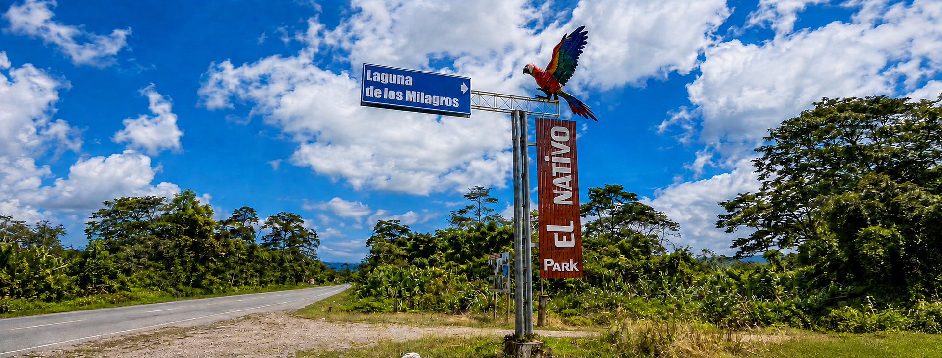Letreros de acceso a la Laguna de los Milagros y El Nativo Park junto a la carretera