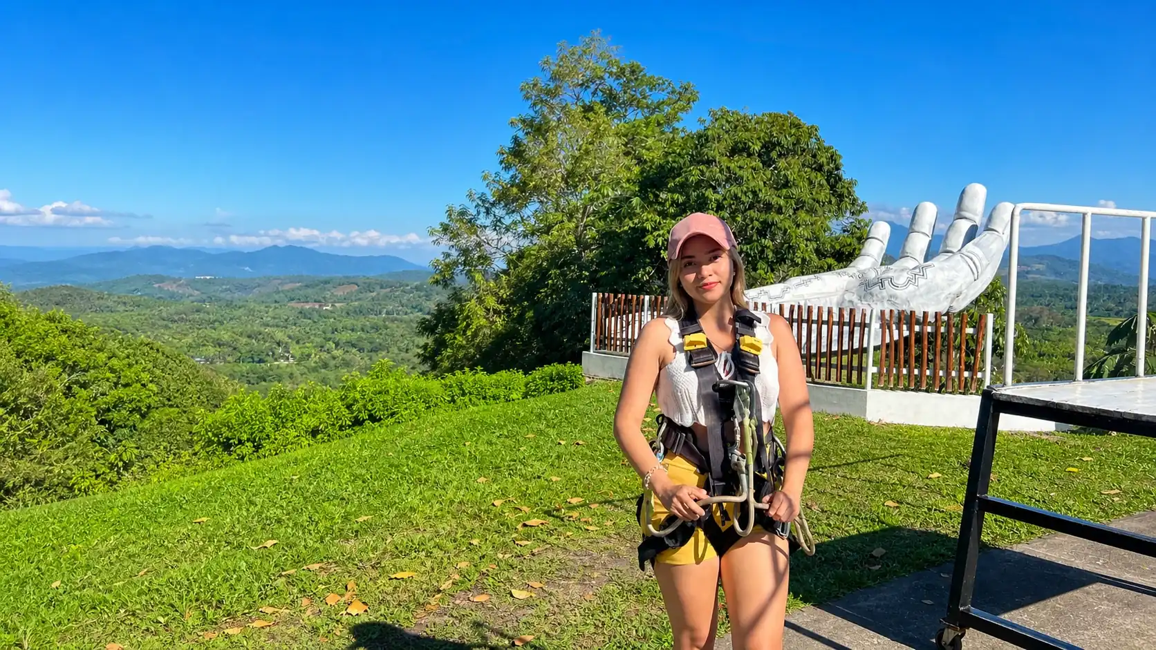 Visitante preparándose con equipo de seguridad para el canopy