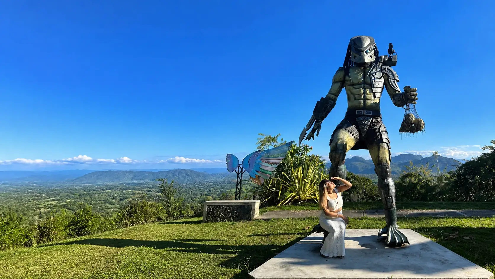 Visitante junto a la gran escultura del Depredador