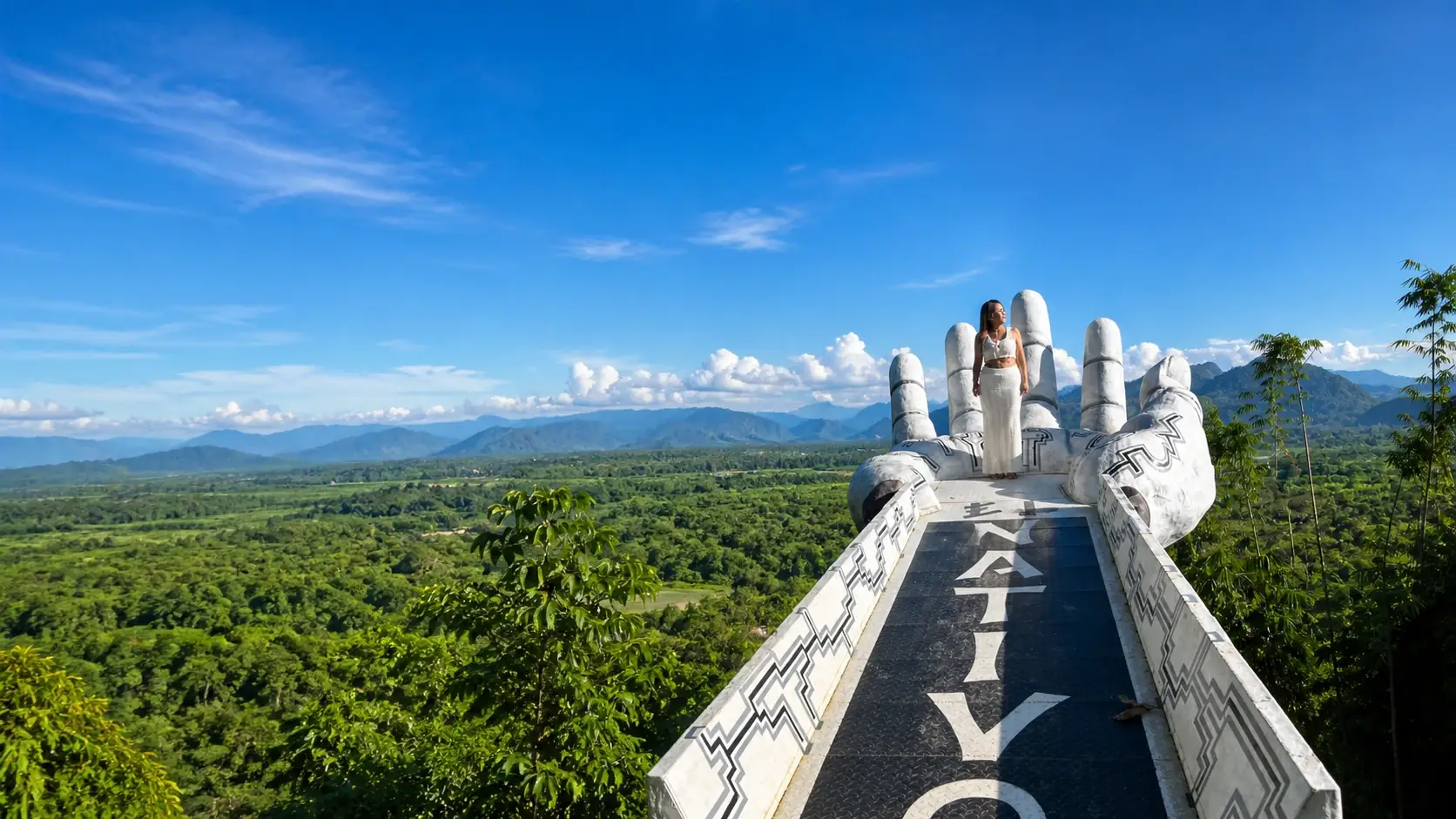 Visitante en el mirador de la Mano del Nativo